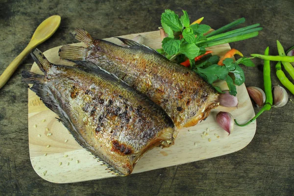 Peixe de pele de cobra grelhada, comida asiática e cozinha — Fotografia de Stock