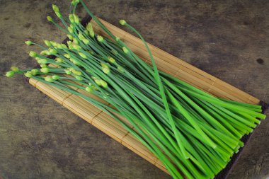 ahşap kesme tahtası üzerinde taze Frenk soğanı demet