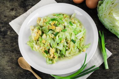 yumurta ve taze soğan, sağlıklı gıda ile kızarmış lahana