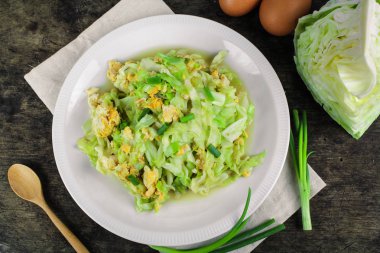 yumurta ve taze soğan, sağlıklı gıda ile kızarmış lahana