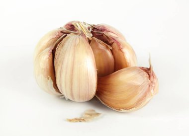 Sarımsak ile üzerine beyaz izole kişniş yaprakları 