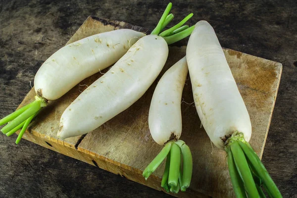 Rodajas frescas rábano blanco sobre fondo de madera, verduras saludables —  Fotos de Stock