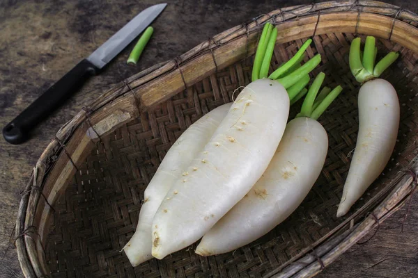 新片白萝卜在木制的背景下，健康的蔬菜 — 图库照片