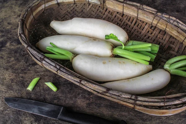 Fette fresche ravanello bianco su sfondo di legno, sano vegatable — Foto Stock