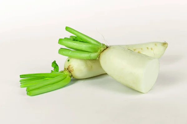 Rodajas frescas rábano blanco sobre fondo de madera, verduras saludables —  Fotos de Stock