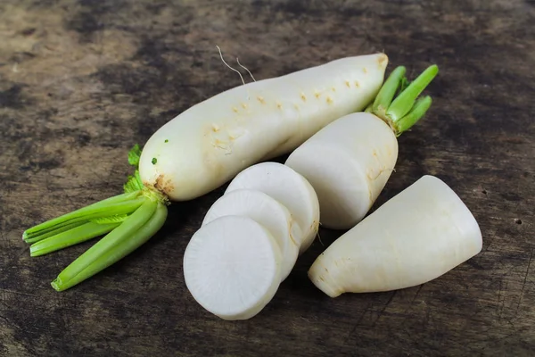 Φρέσκα φέτες λευκό ραπανάκι σε ξύλινα φόντο, υγιή vegatable — Φωτογραφία Αρχείου