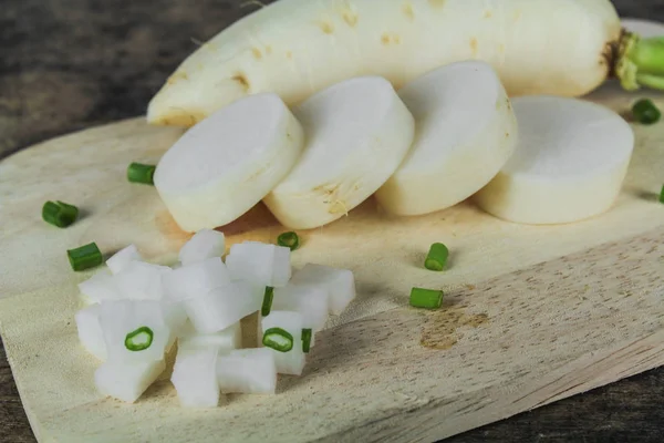 白い木製の背景、健康 vegatable に大根の新鮮なスライス — ストック写真