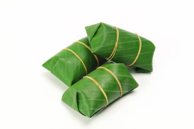 Kaydırma veya ekolojik dishware, üzerinde beyaz izole olarak gıda hizmet için muz yaprakları