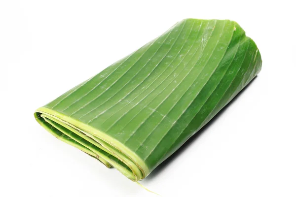 Банановые листья для упаковки или подачи пищи в качестве экологической посуды, изолированные на белом — стоковое фото