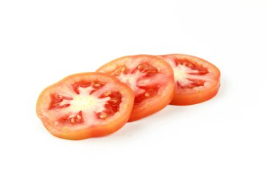 Beyaz arka planda yeşil yapraklı taze domatesler.