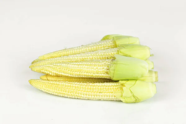 Baby maïs met dew drop voorbereiden koken — Stockfoto