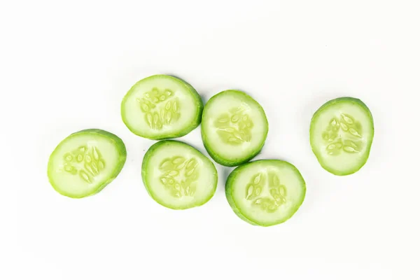 Čerstvé krájené okurky na bílém pozadí, syrové organické zeleniny — Stock fotografie