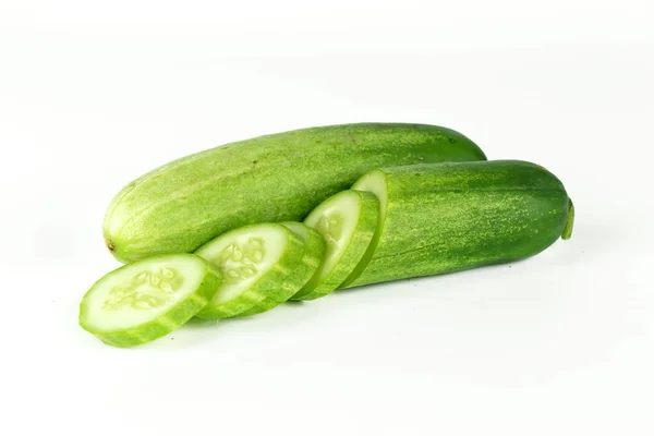 Färsk skivad gurka på vit bakgrund, raw ekologisk vegetabilisk — Stockfoto