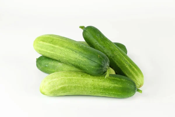 Pepino fresco en rodajas sobre fondo blanco, verduras orgánicas crudas —  Fotos de Stock