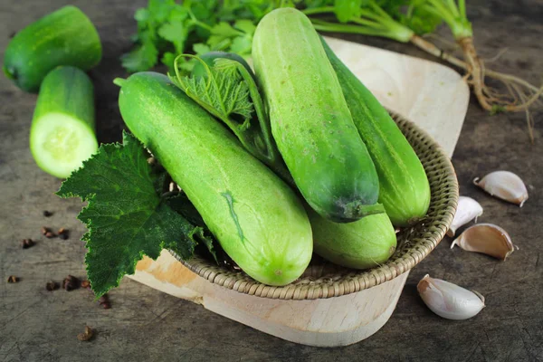 Verse komkommer op houten achtergrond, organische rauwkost — Stockfoto