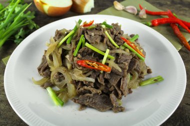 soğan ve taze soğan ile kızartılmış sığır eti ilave edin