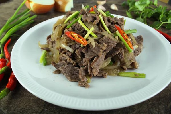 soğan ve taze soğan ile kızartılmış sığır eti ilave edin