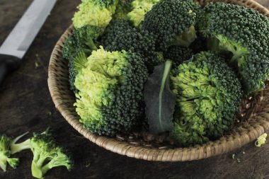 sağlıklı yeşil organik çiğ brokoli yemek pişirmek için hazır