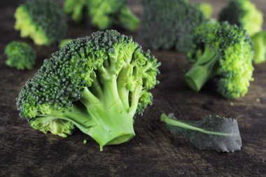 sağlıklı yeşil organik çiğ brokoli yemek pişirmek için hazır