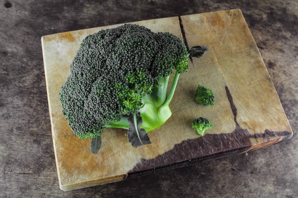 Broccoli crudi biologici verdi sani pronti per la cottura — Foto Stock