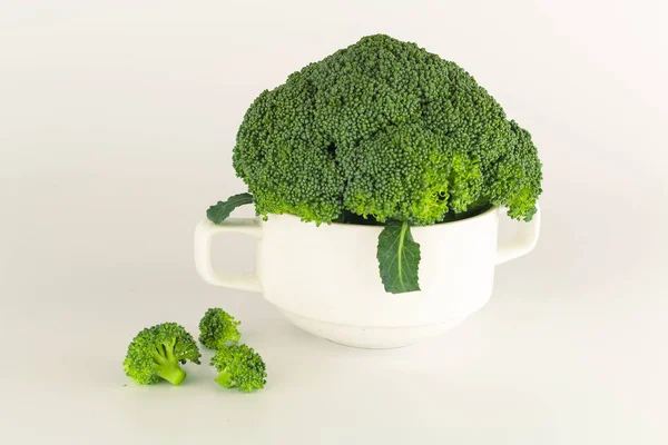 Broccoli crudi biologici verdi sani pronti per la cottura — Foto Stock