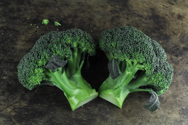 Friskt grön ekologisk rå broccoli redo för matlagning — Stockfoto
