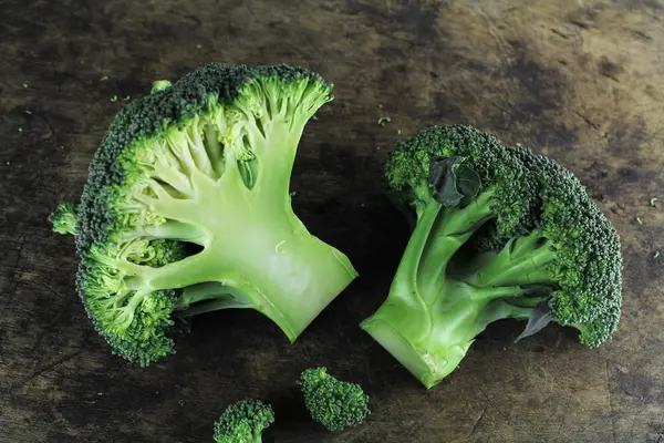 Gezonde groene biologische rauwe broccoli klaar voor koken — Stockfoto