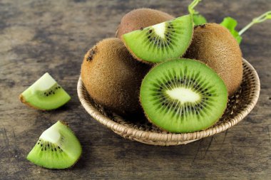 Bütün ve dilimlenmiş kivi, sağlıklı gıda, tropikal meyve