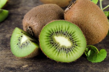 Bütün ve dilimlenmiş kivi, sağlıklı gıda, tropikal meyve