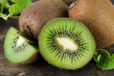 Bütün ve dilimlenmiş kivi, sağlıklı gıda, tropikal meyve