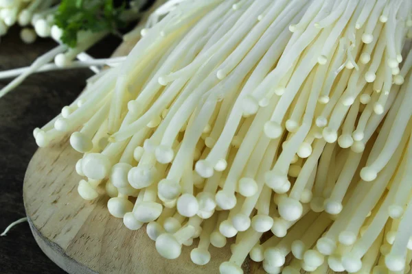 Fungo enoki bianco fresco, fungo ago dorato — Foto Stock