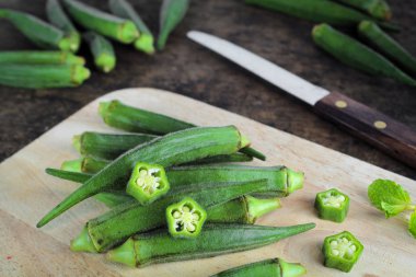 taze bütün ve dilim organik yeşil bamya, sağlıklı sebze