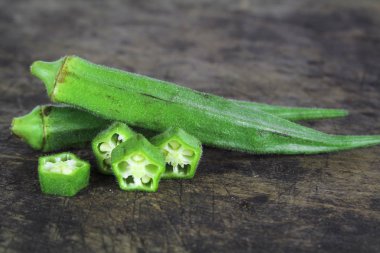 taze bütün ve dilim organik yeşil bamya, sağlıklı sebze