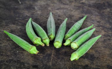 taze bütün ve dilim organik yeşil bamya, sağlıklı sebze