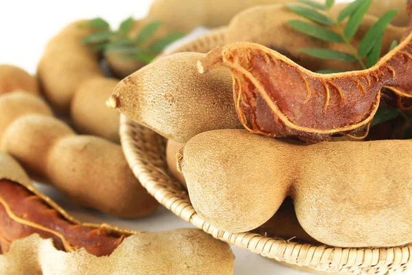 Färska söta mogna tamarind med blad, frisk frukt — Stockfoto