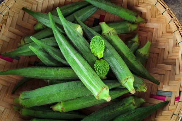 Okra vert bio frais entier et tranché, légume sain — Photo