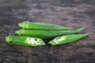 taze bütün ve dilim organik yeşil bamya, sağlıklı sebze
