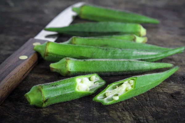 Fresca entera y rebanada de okra verde orgánica, vegetal saludable —  Fotos de Stock