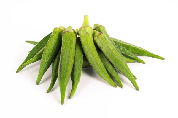 Okra vert bio frais entier et tranché, légume sain — Photo