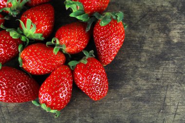 taze yaprak, sağlıklı meyve olgun kırmızı çilek