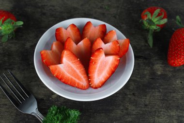 taze yaprak, sağlıklı meyve olgun kırmızı çilek