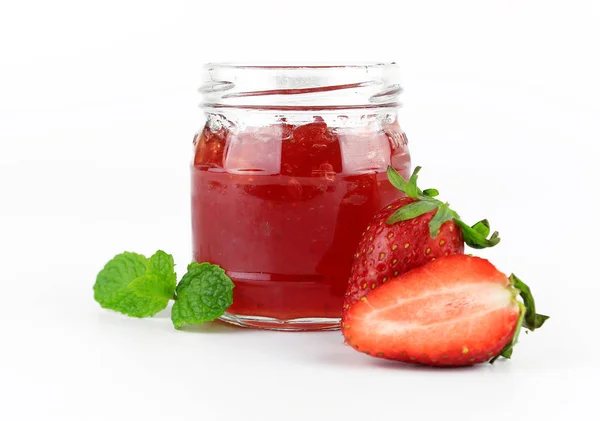 Verse aardbeien jam in glazen fles met muntblad — Stockfoto