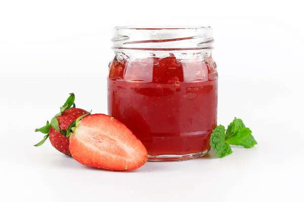 Verse aardbeien jam in glazen fles met muntblad — Stockfoto