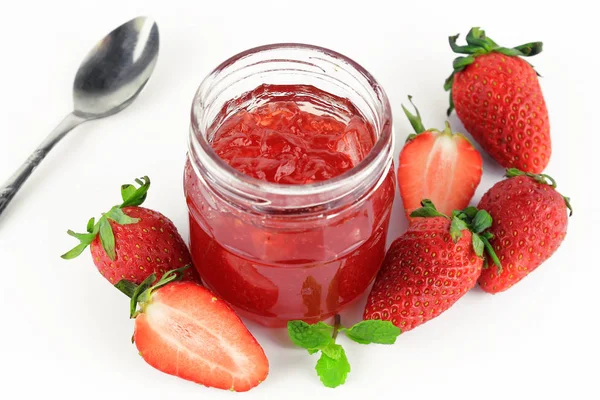 Čerstvý jahodový džem ve skleněné láhvi s lístkem máty — Stock fotografie