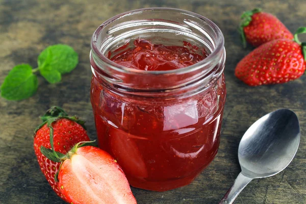 Frische Erdbeermarmelade in Glasflasche mit Minzblatt — Stockfoto