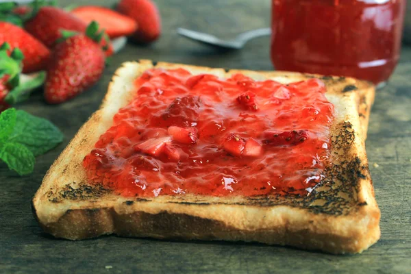 Fresh strawberry jam on bread with fresh strawberry — Stock Photo, Image