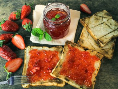 ekmek taze çilek ile üzerinde taze çilek reçeli