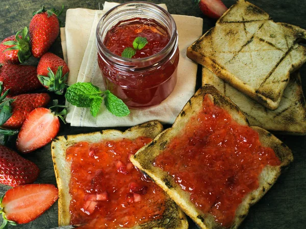 Verse aardbeien jam op brood met verse aardbeien — Stockfoto