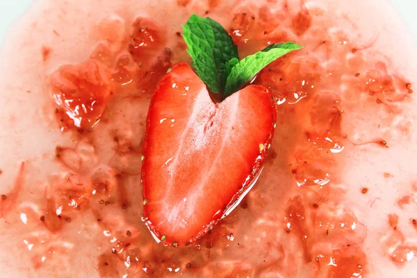 Frische Erdbeermarmelade und frische Erdbeeren wie ein Herz — Stockfoto