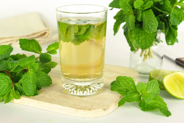 Daun mint, rempah-rempah aromatik, digunakan sebagai bahan untuk membuat es krim dan teh herbal — Stok Foto